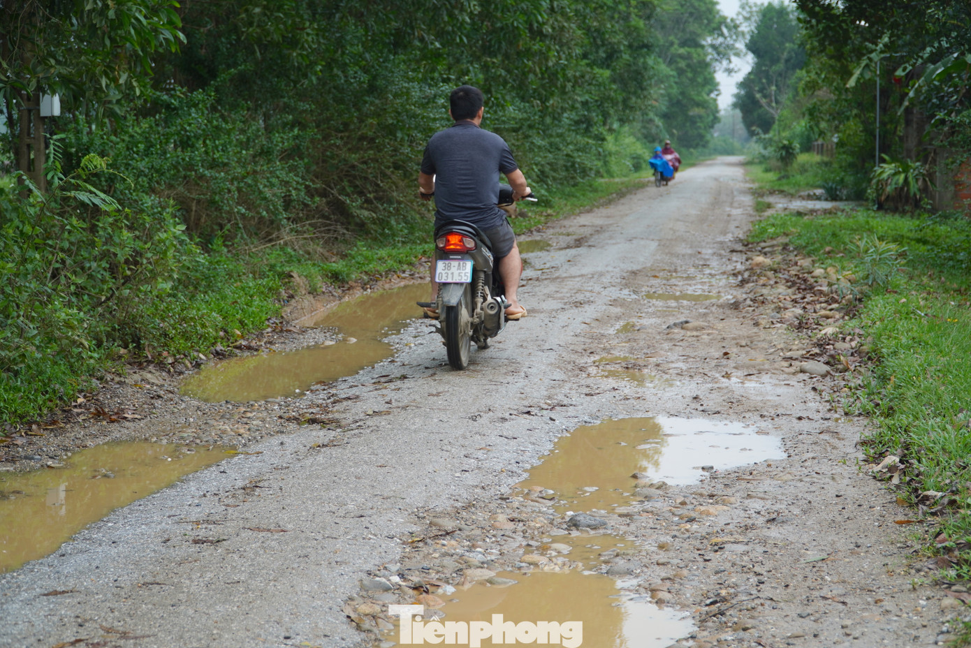 Ghi nhận tại trục đường nối từ UBND xã Phú Gia đến Nhà máy nước Hương Khê, đoạn này đã xuống cấp dù, mỗi ngày hàng nghìn lượt phương tiện qua lại.
