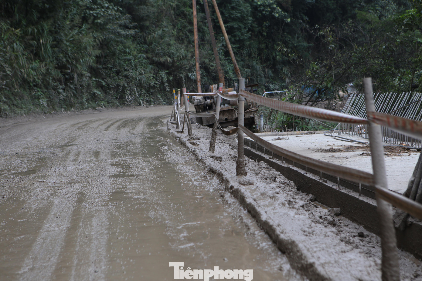 Dọc cung đường thi công bùn đất nhão nhoét, đơn vị thi công sử dụng cọc, dây bảo vệ đoạn đường đang thi công.