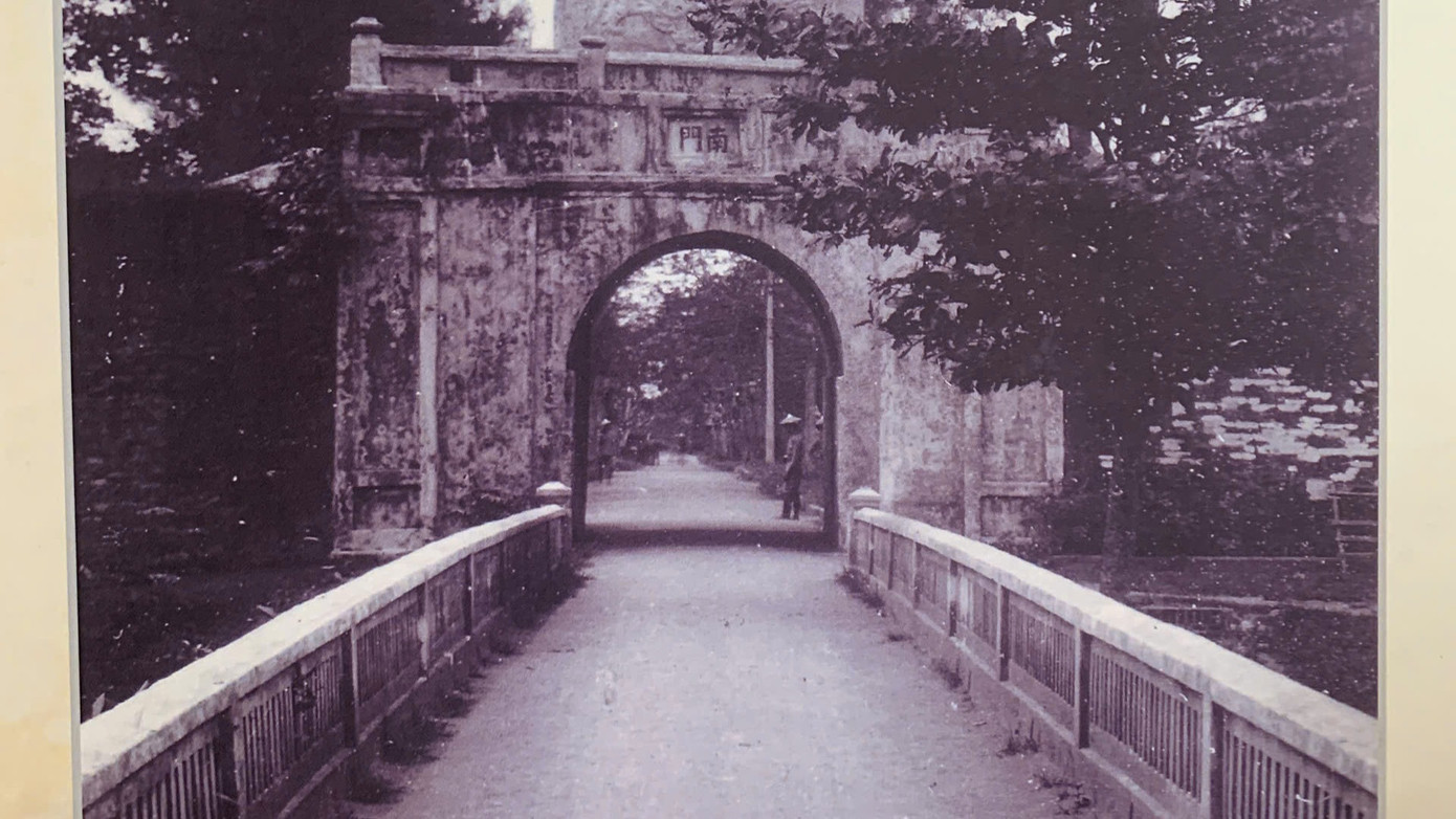 Công trình thành được xây dựng bằng gạch, đá và đất, với các tường kiên cố, hào nước bao quanh và hệ thống cổng vững chãi. Thành cao 3,2 m, xung quanh có hào rộng 20 m, sâu 1,6 m, tổng diện tích cả hào và thành khoảng 160.000 m2.