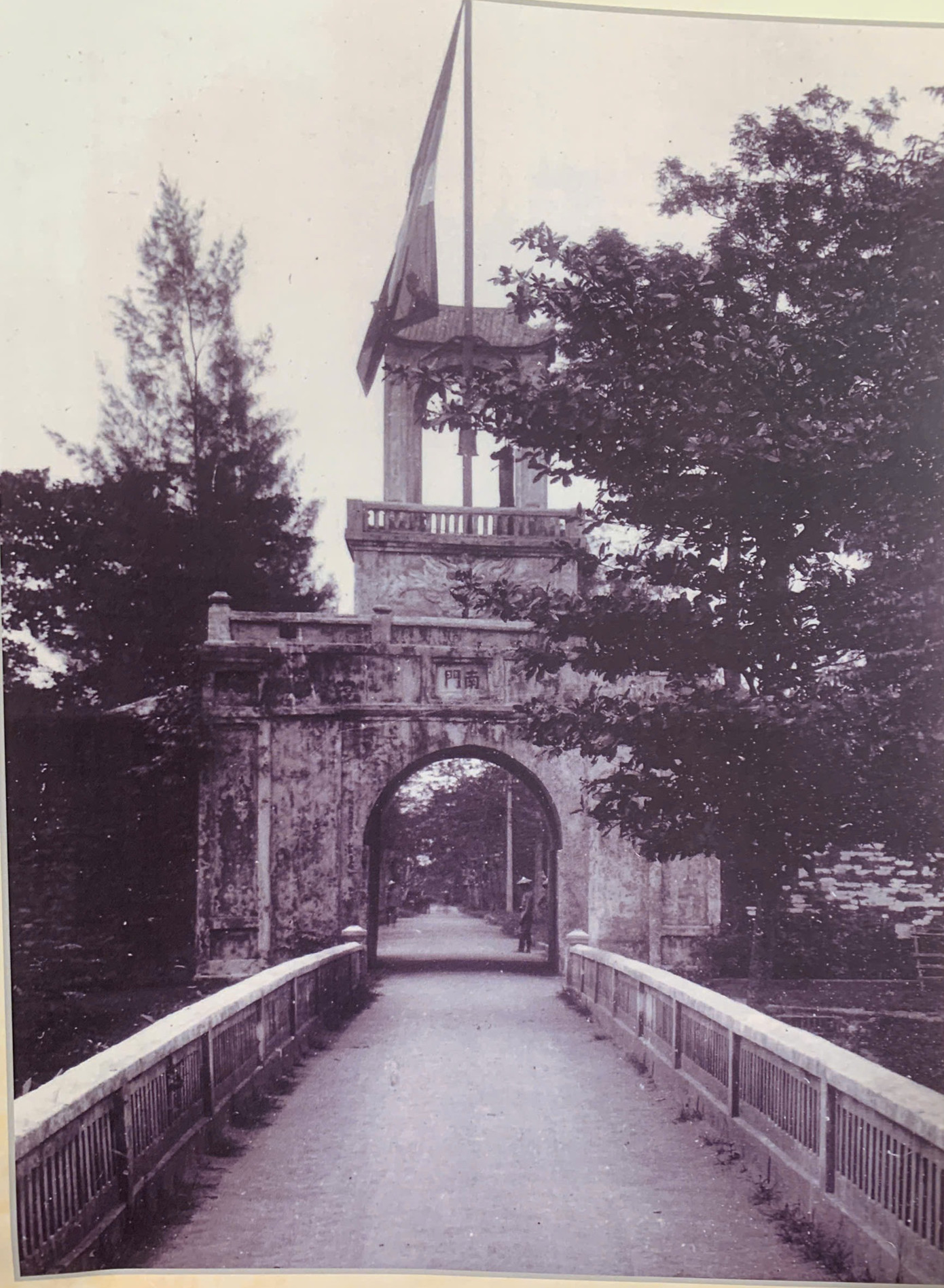 Theo tài liệu ghi lại, hào thành được vua Minh Mệnh triều Nguyễn xây dựng năm 1833 tại xã Trung Tiết, nay là phường Tân Giang, thành phố Hà Tĩnh. Năm 1853, thành không sử dụng do sáp nhập Hà Tĩnh vào Nghệ An. Đến năm 1875, vua Tự Đức cho tái lập tỉnh Hà Tĩnh, tỉnh thành lại dời về thành cũ ở Trung Tiết. Năm 1881, công trình được vua Tự Đức xây mới kiên cố bằng gạch và đá ong khi tái lập tỉnh. Hình ảnh tư liệu trích trong sách Thành cổ Hà Tĩnh và các phủ, huyện xưa.