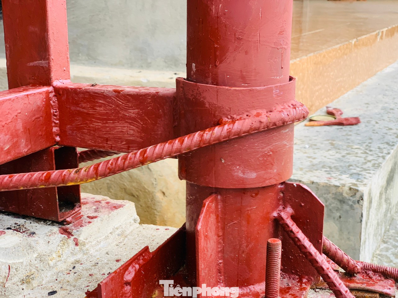 Đặc biệt nhà được thiết kế có thể di động lên xuống, tuỳ theo mực nước khi có lũ dâng.