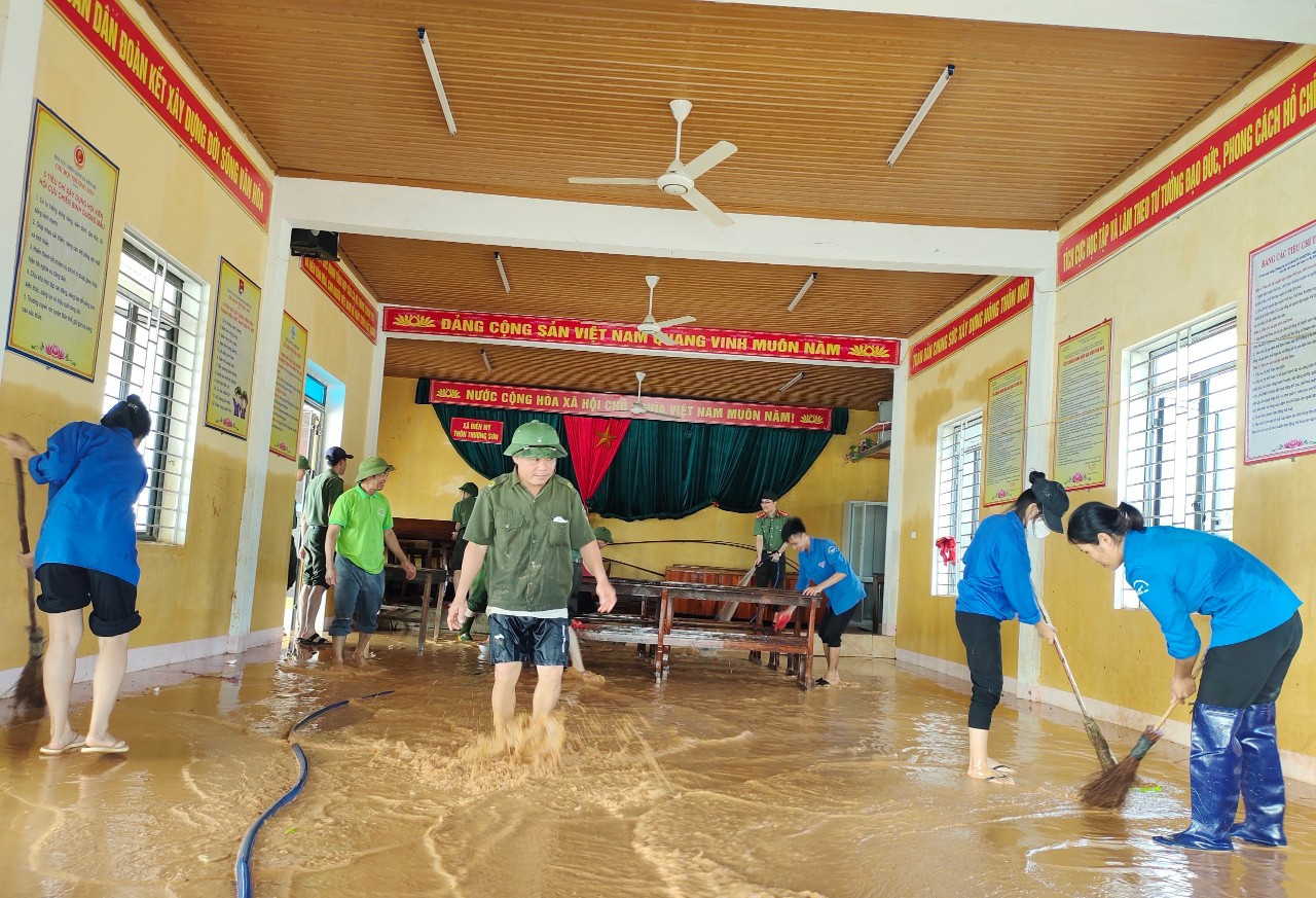 Điền Mỹ (Hương Khê) là xã chịu hậu quả nặng nề của đợt mưa lũ vừa qua. Sau khi nước lũ vừa rút, bùn đọng lại từng lớp, bám lấy toàn bộ nhà cửa, trường lớp, nhà văn hoá, trụ sở.... Trong ảnh: Các bạn trẻ quét dọn nhà hội quán thôn.