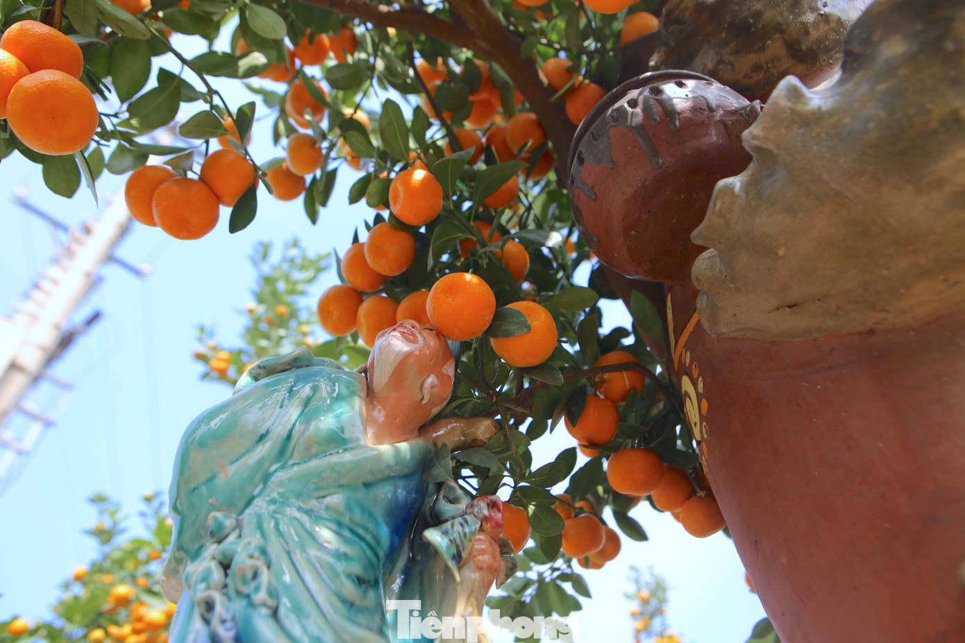 Để làm được những tác phẩm độc đáo này nghệ nhân phải tỉ mẩn, bỏ nhiều thời gian đầu tư ghép và uốn sao cho phù hợp. Để làm được những tác phẩm độc đáo này nghệ nhân phải tỉ mẩn, bỏ nhiều thời gian đầu tư ghép và uốn sao cho phù hợp.