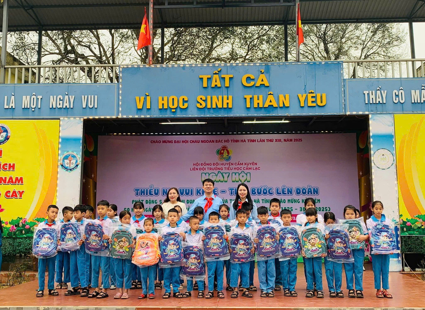 Anh Nguyễn Viết Hải Đăng - Phó Bí thư Tỉnh Đoàn, Chủ tịch Hội đồng Đội tỉnh Hà Tĩnh đã kết nối trao tặng 20 suất học bổng, 120 thùng sữa với tổng trị giá gần 50 triệu đồng tại trường Tiểu học Cẩm Lạc, huyện Cẩm Xuyên và Trường THCS Nguyễn Thiếp, huyện Thạch Hà.