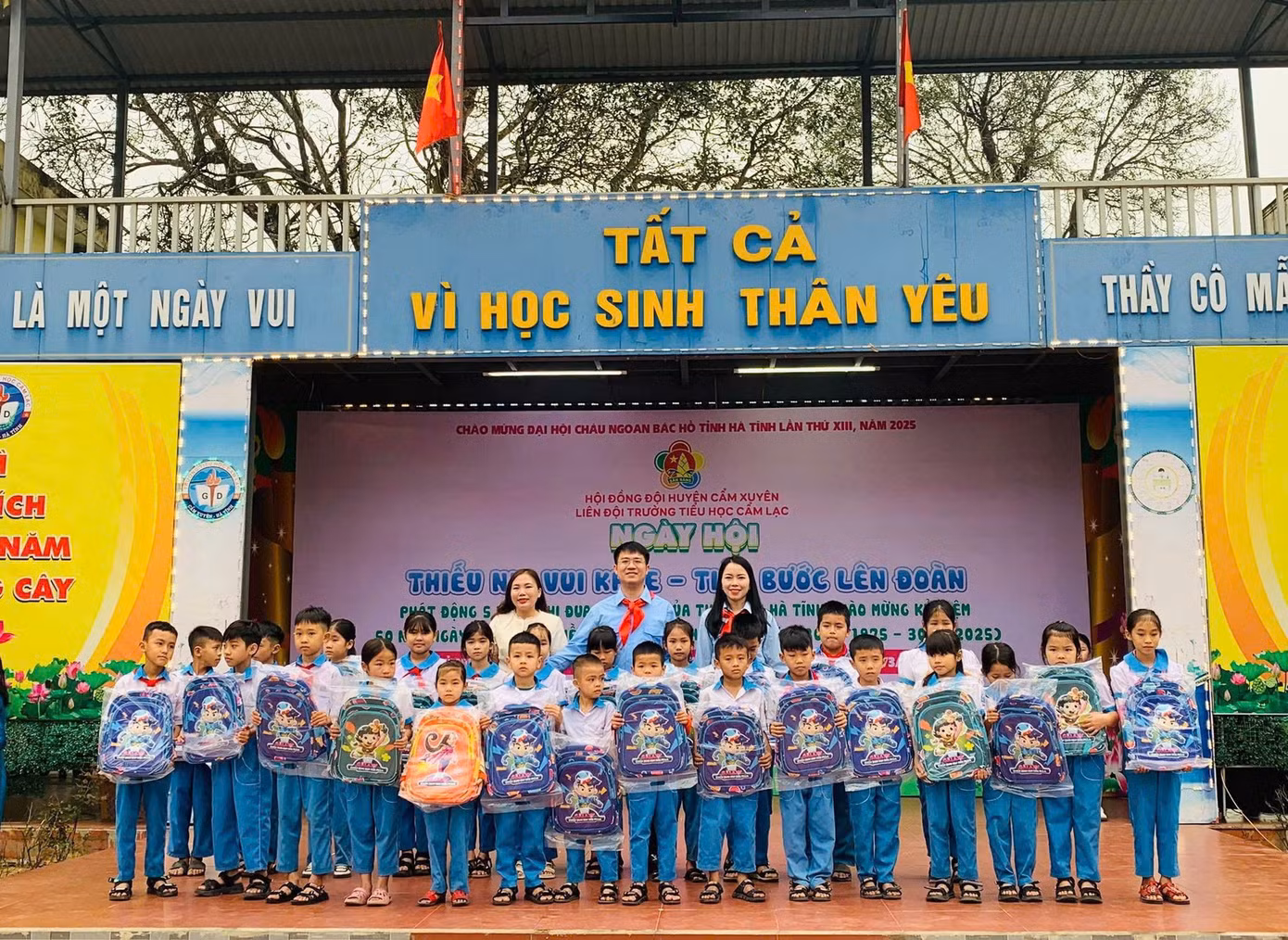Anh Nguyễn Viết Hải Đăng - Phó Bí thư Tỉnh Đoàn, Chủ tịch Hội đồng Đội tỉnh Hà Tĩnh đã kết nối trao tặng 20 suất học bổng, 120 thùng sữa với tổng trị giá gần 50 triệu đồng tại trường Tiểu học Cẩm Lạc, huyện Cẩm Xuyên và Trường THCS Nguyễn Thiếp, huyện Thạch Hà.