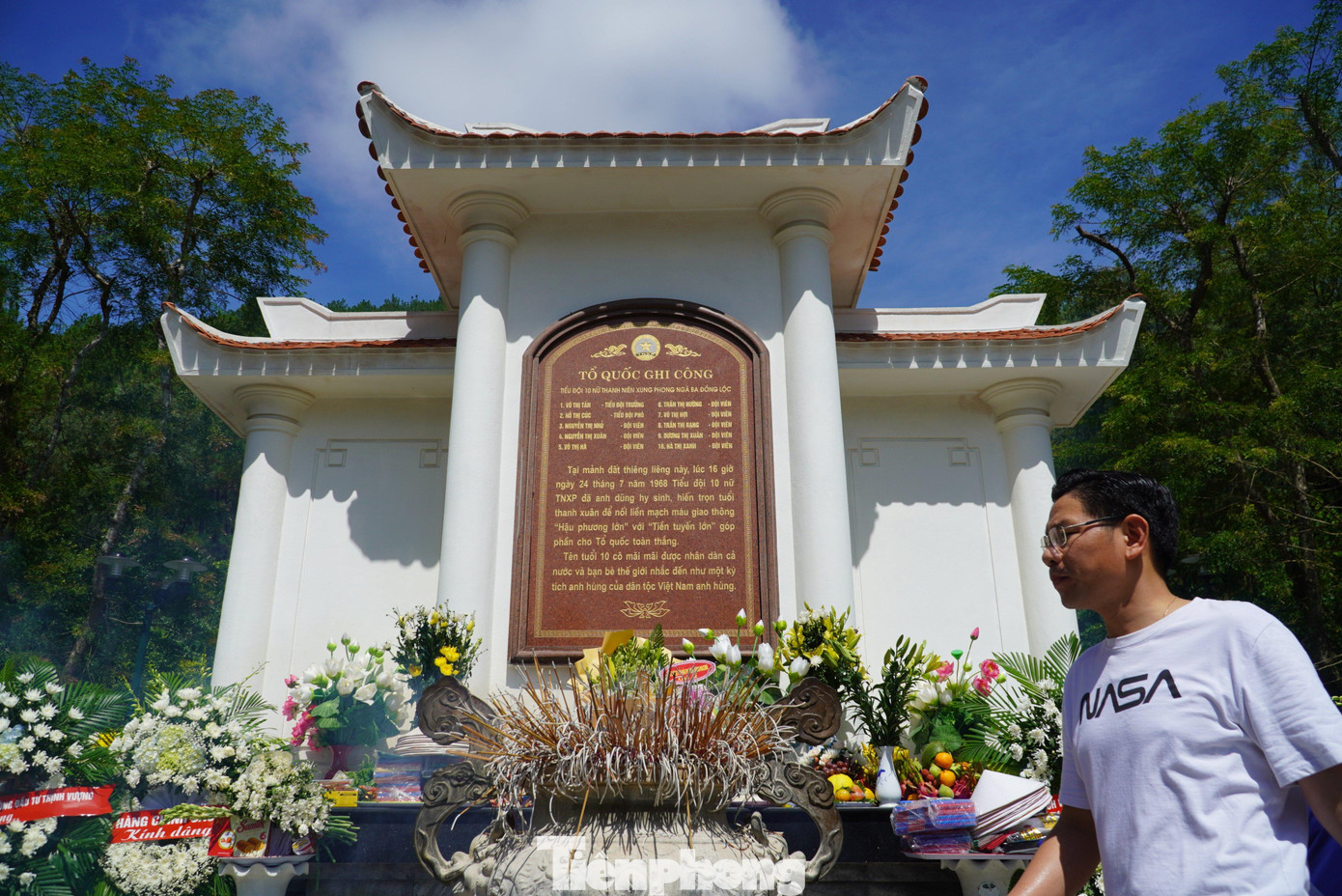 "Tại mảnh đất thiêng liêng này, lúc 16h ngày 24/7/1968, Tiểu đội 10 nữ thanh niên xung phong đã anh dũng hy sinh, hiến trọn tuổi thanh xuân để nối liền mạch máu giao thông Hậu phương lớn với Tiền tuyến lớn, góp phần cho Tổ quốc toàn thắng. Tên tuổi 10 cô mãi mãi được nhân dân cả nước và bạn bè thế giới nhắc đến như một kỳ tích anh hùng của dân tộc Việt Nam", những dòng chữ khắc ghi tại tấm bia Tổ quốc ghi công ở khu mộ 10 cô gái.