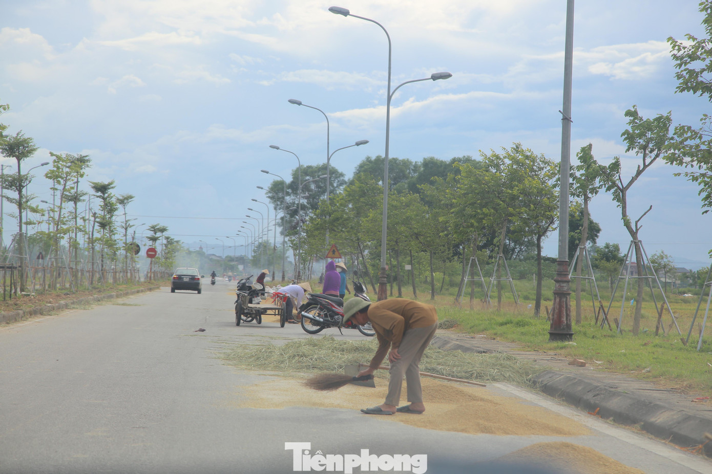Nhiều người còn dùng gạch, đá, cành cây để cố định bạt phơi lúa, tạo thêm chướng ngại vật. Điều này rất nguy hiểm với phương tiện, nhất là ở những đoạn có đường đấu nối.
