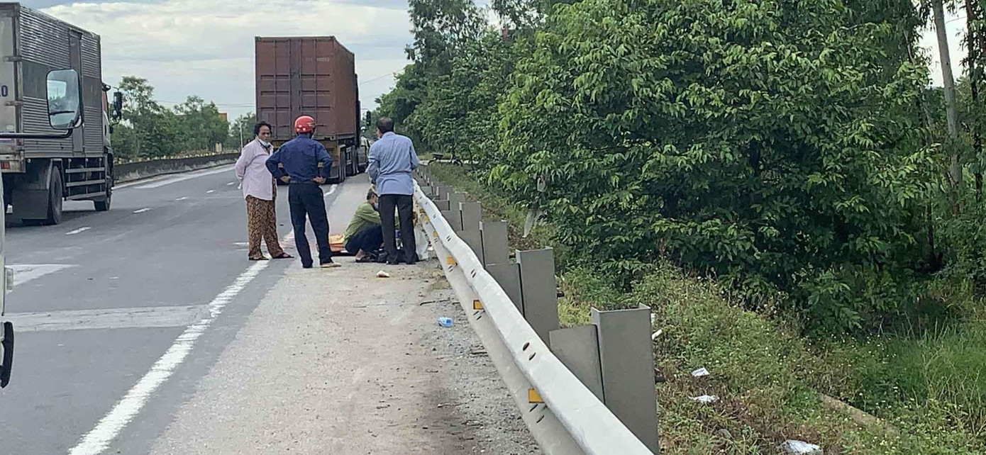 Hiện trường nơi xảy ra vụ tai nạn khiến nam thanh niên 25 tuổi tử vong tại chỗ. Hiện trường nơi xảy ra vụ tai nạn khiến nam thanh niên 25 tuổi tử vong tại chỗ.