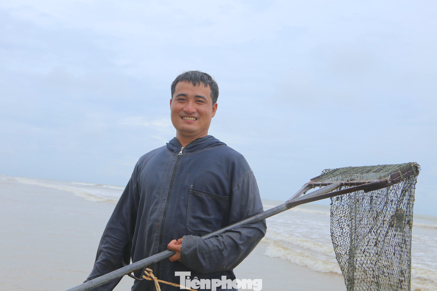 Anh Trương Quang Khánh (trú tại xã Thạch Kim) cùng người dân trong làng ra bờ biển bắt sò từ khoảng 9h sáng. Sau khi ngâm mình dưới nước biển khoảng 2-3h, anh cùng người dân lên bờ về nhà. Riêng hôm qua trong buổi chiều anh vợt được 1 tạ sò lông, còn sáng nay mới chỉ được khoảng 40kg.