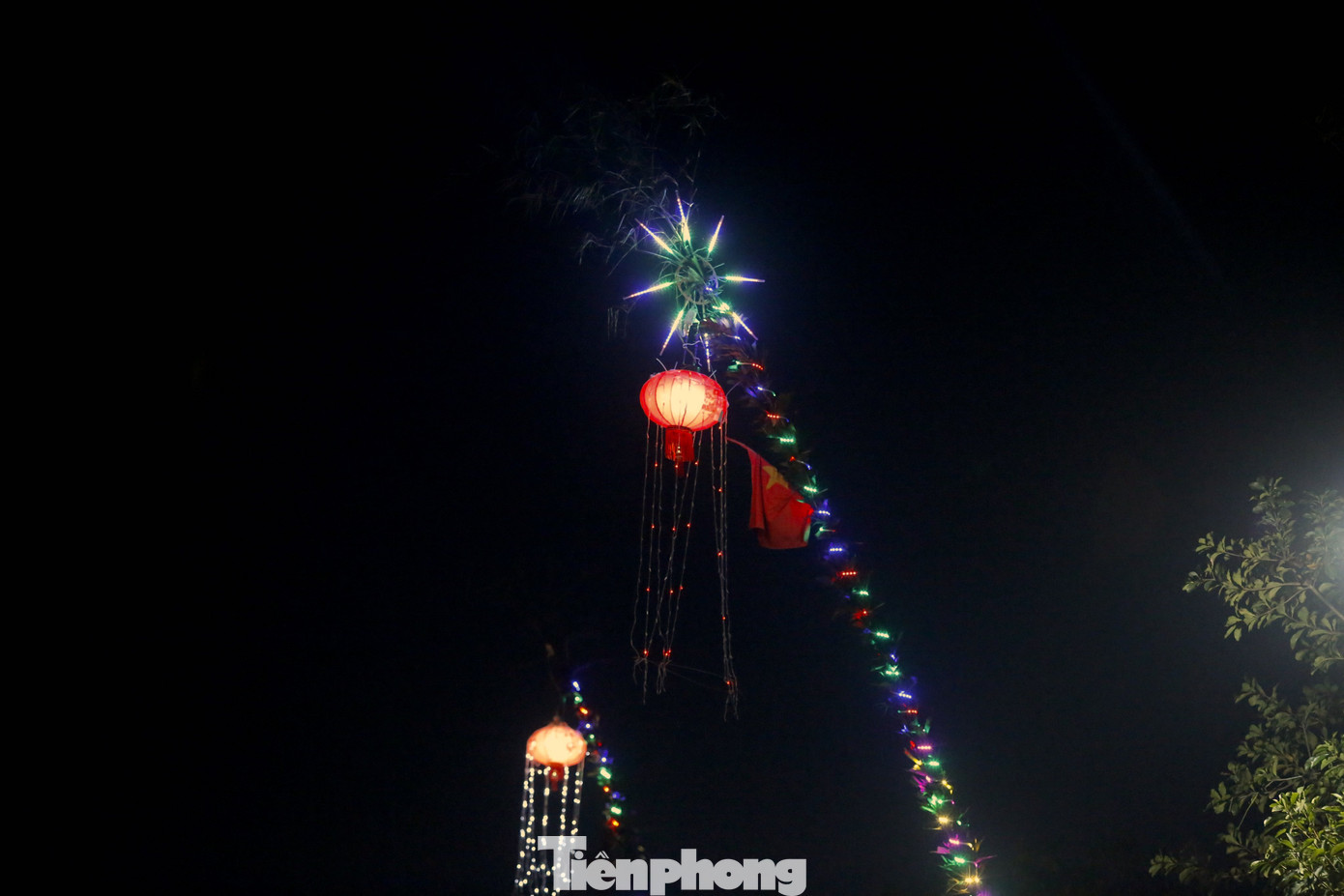 Một số quan niệm còn cho rằng trong những ngày Tết cổ truyền, vào buổi tối trên cây nêu có nơi còn treo một đèn lồng, đèn led nhằm chỉ đường cho tổ tiên biết đường về ăn Tết với con cháu.