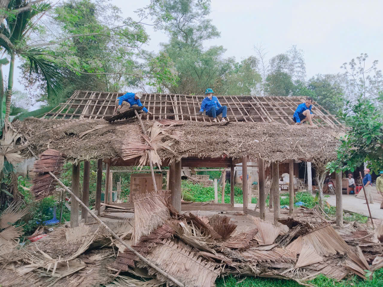 Các hoạt động hỗ trợ xóa nhà tạm, dột nát đang tiếp tục được tuổi trẻ toàn huyện Hương Khê tập trung triển khai tích cực. Theo thống kê, huyện Hương Khê có gần 200 nhà tạm, nhà dột nát cần được xây mới, sửa chữa. Xác định khối lượng công việc lớn và nhiều nguồn lực, tuổi trẻ huyện nhà đang nỗ lực để chung tay, góp sức hoàn thành mục tiêu đề ra.