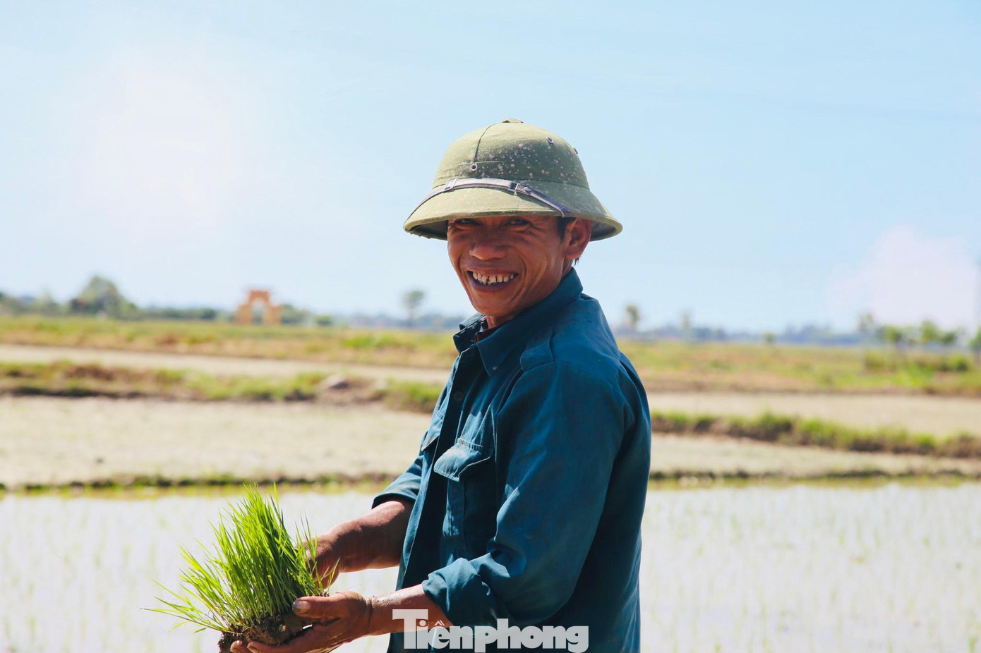 Dù vất vả xuống đồng trong ngày nắng nóng nhưng người nông dân vẫn nở nụ cười.