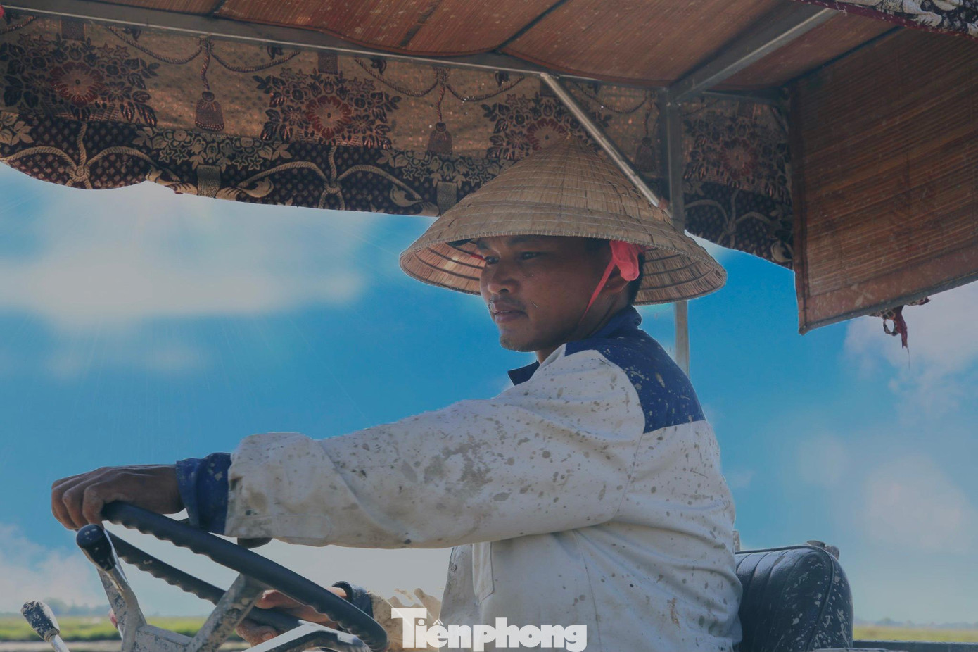 Trong đợt nắng nóng đỉnh điểm, anh Trần Quang Bình - trú xã Quang Lộc (huyện Can Lộc) dậy lái máy cày đi làm ruộng từ 5h sáng. Để tránh nắng, anh Bình tranh thủ làm cả buổi đêm để người dân kịp thời xuống giống vụ mùa Hè Thu.