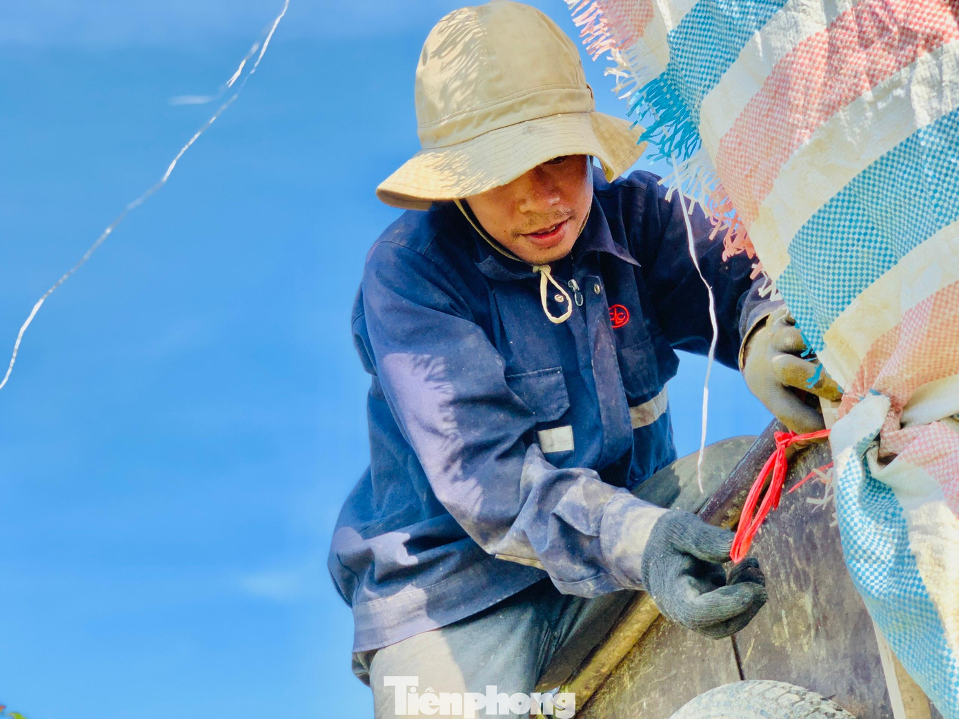 "Mới đầu Hè mà nắng gay gắt, rát cả mặt. Người dân phải tranh thủ làm lúc rạng sáng hoặc xế chiều để tránh nắng. Nắng này người nông dân cơ cực lắm", anh Hải nói.