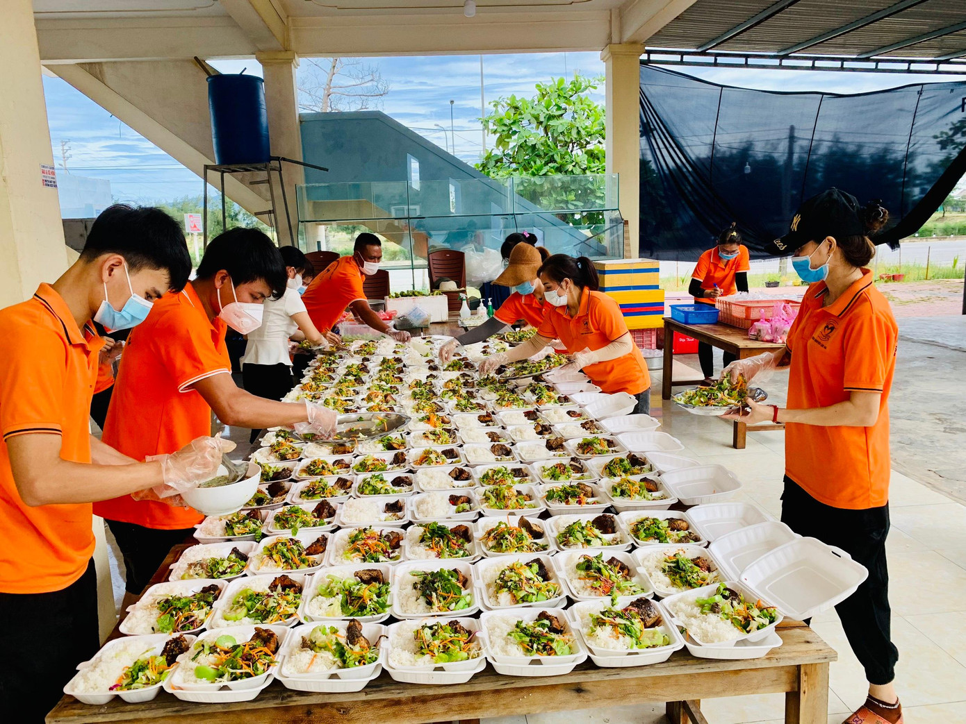 Mỗi ngày nhóm của Tứ nấu hơn 250 suất cơm hỗ trợ lực lượng cùng người dân trong vùng bị phong tỏa do dịch. Mỗi ngày nhóm của Tứ nấu hơn 250 suất cơm hỗ trợ lực lượng cùng người dân trong vùng bị phong tỏa do dịch.