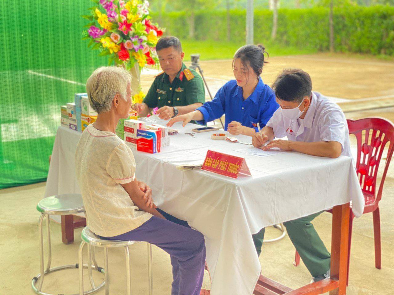 Ngoài ra còn tổ chức cấp phát thuốc miễn phí cho người dân Hương Khê. Ngoài ra còn tổ chức cấp phát thuốc miễn phí cho người dân Hương Khê.