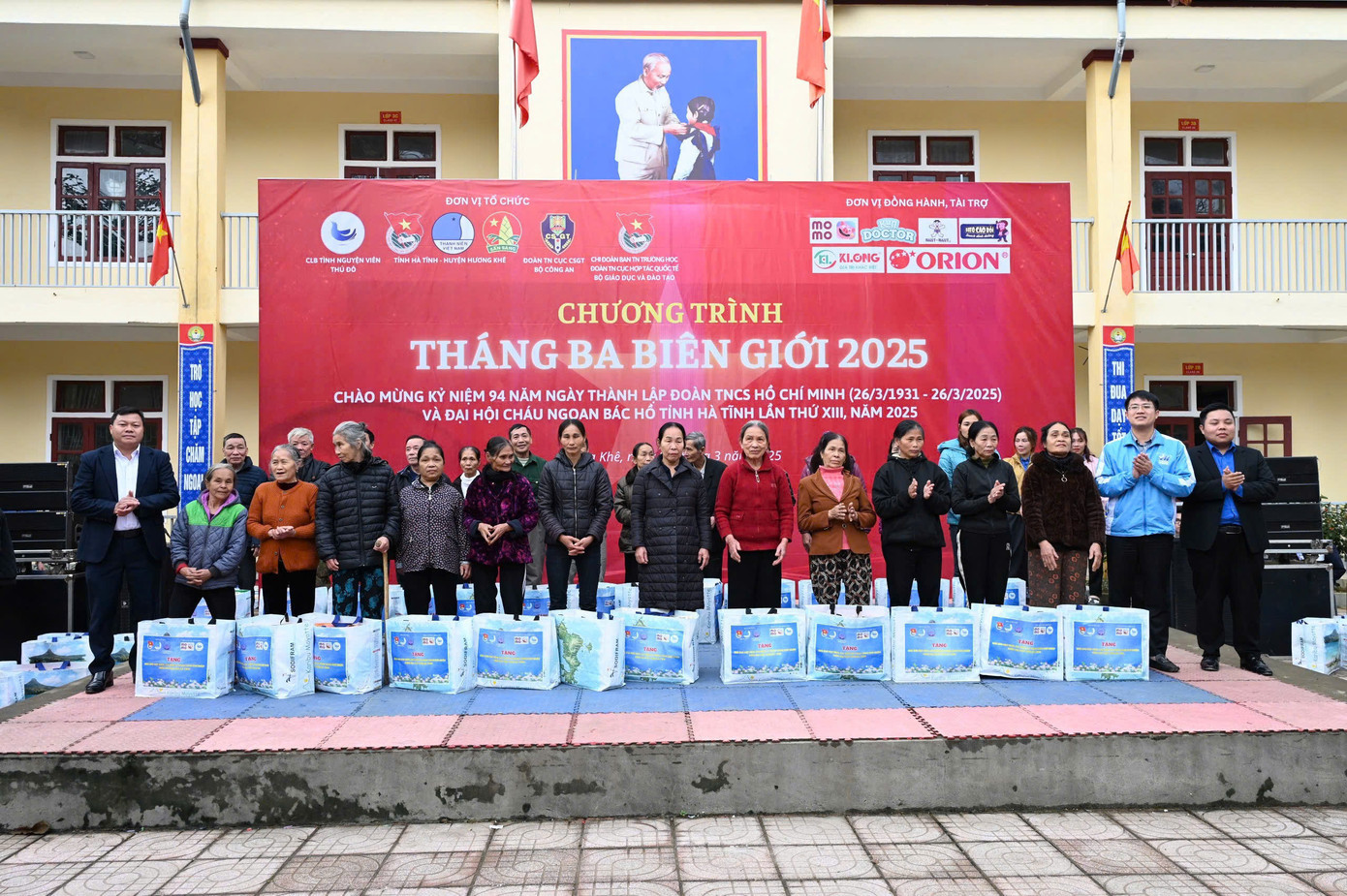 Tỉnh Đoàn Hà Tĩnh phối hợp CLB Tình nguyện Thủ đô, Cung Thanh niên Hà Nội và các đơn vị đồng hành tổ chức chương trình “Tháng Ba Biên giới” tại các xã Hương Minh (huyện Vũ Quang) và Phúc Đồng, Hương Bình, Hương Lâm (huyện Hương Khê).