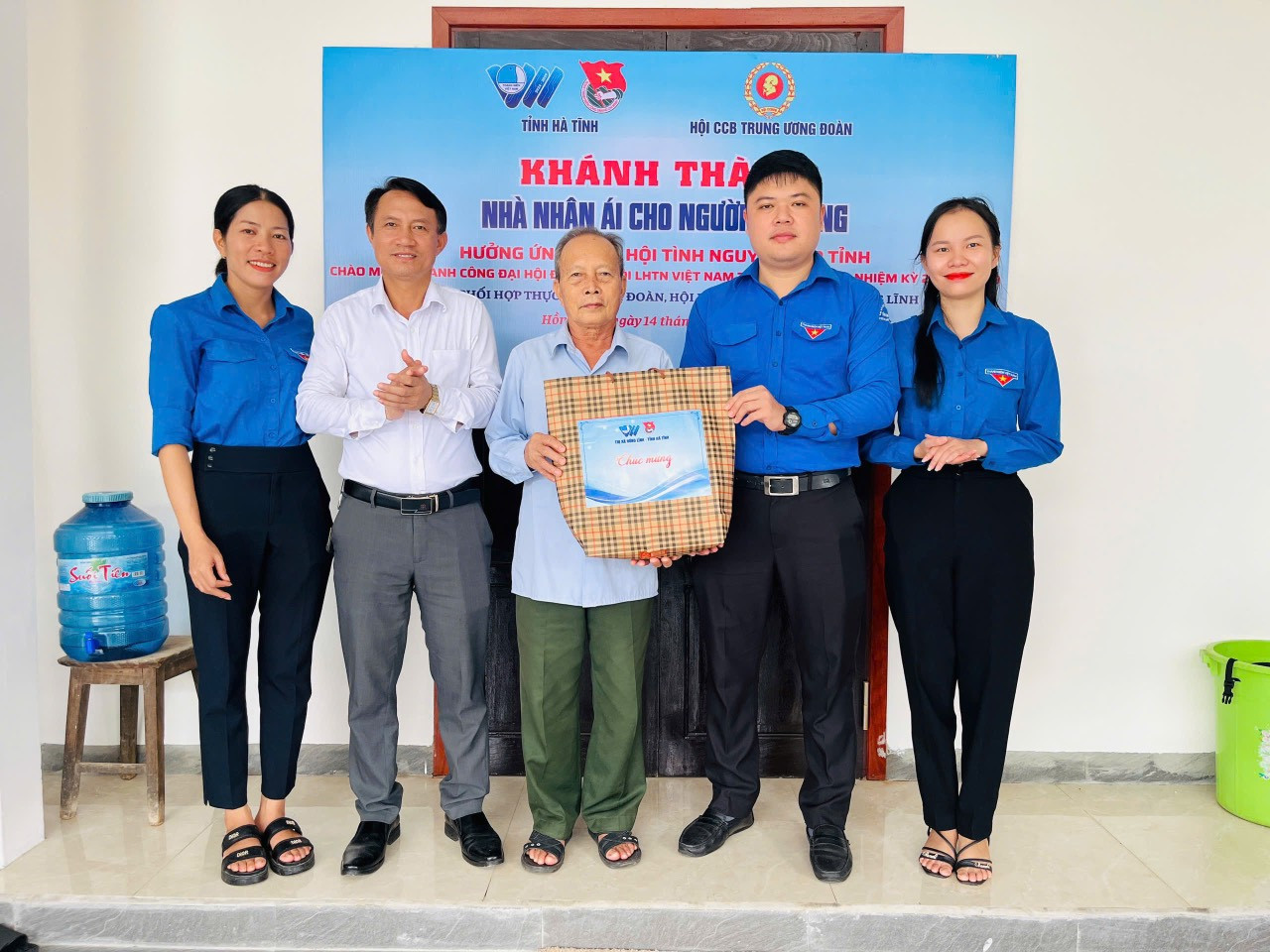 Thăm hỏi, tặng quà tri ân các gia đình chính sách, gia đình có hoàn cảnh khó khăn, người già neo đơn, trẻ em mồ côi.