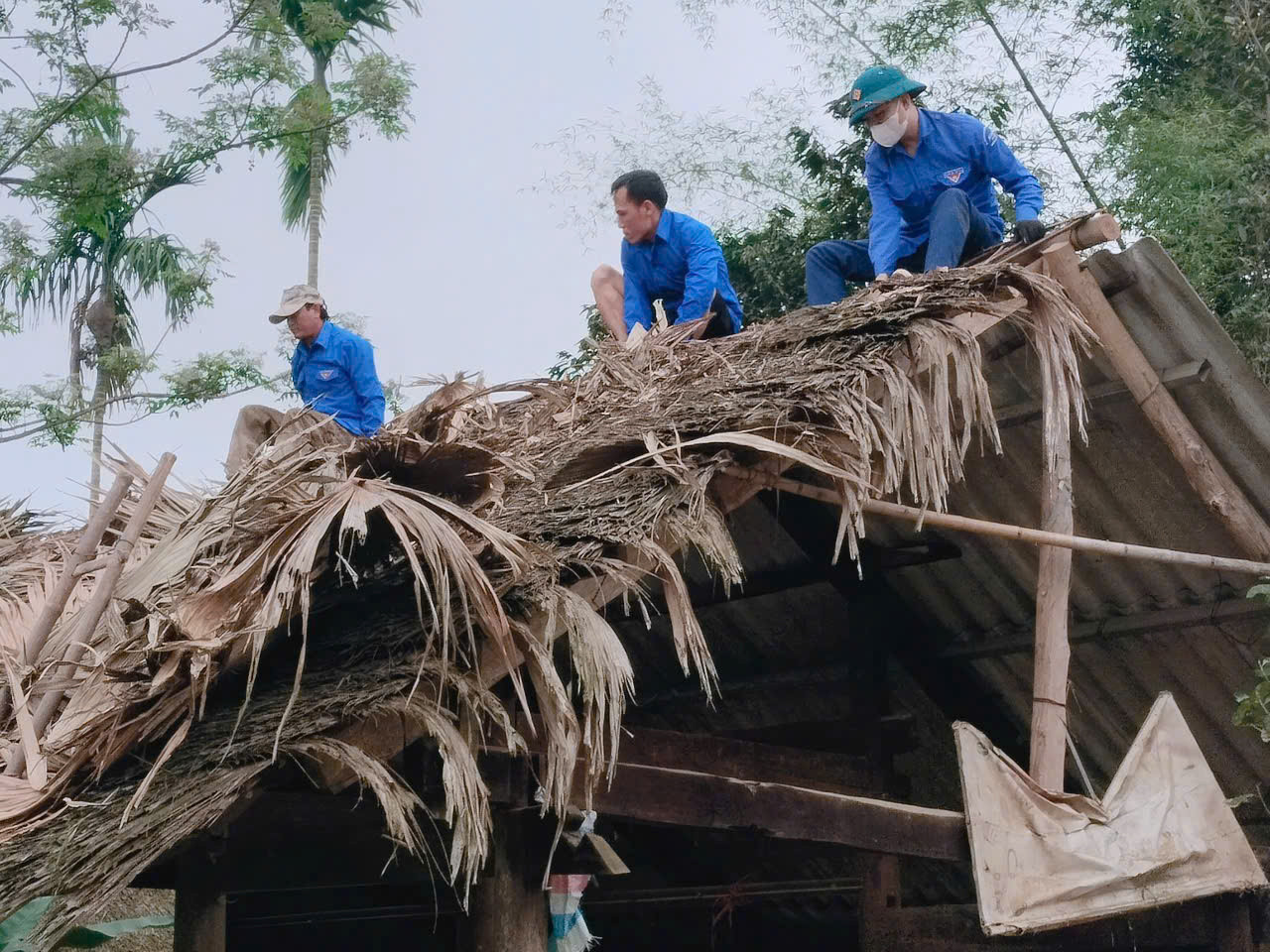 Các hoạt động hỗ trợ xóa nhà tạm, dột nát đang tiếp tục được tuổi trẻ toàn huyện Hương Khê tập trung triển khai tích cực. Theo thống kê, huyện Hương Khê có gần 200 nhà tạm, nhà dột nát cần được xây mới, sửa chữa. Xác định khối lượng công việc lớn và nhiều nguồn lực, tuổi trẻ huyện nhà đang nỗ lực để chung tay, góp sức hoàn thành mục tiêu đề ra.