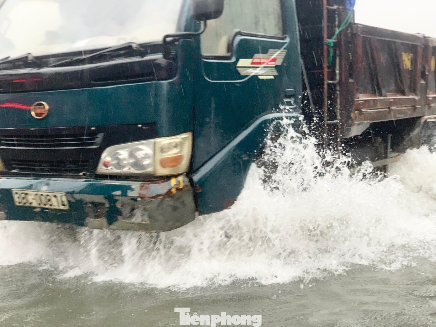 Nước ngập sâu xe tải cũng khó di chuyển.