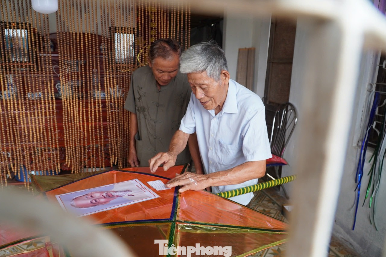 Để đèn bền đẹp, ông Dũng chọn loại tre già và các loại giấy bóng kính, giấy dán được tìm lựa cẩn thận.