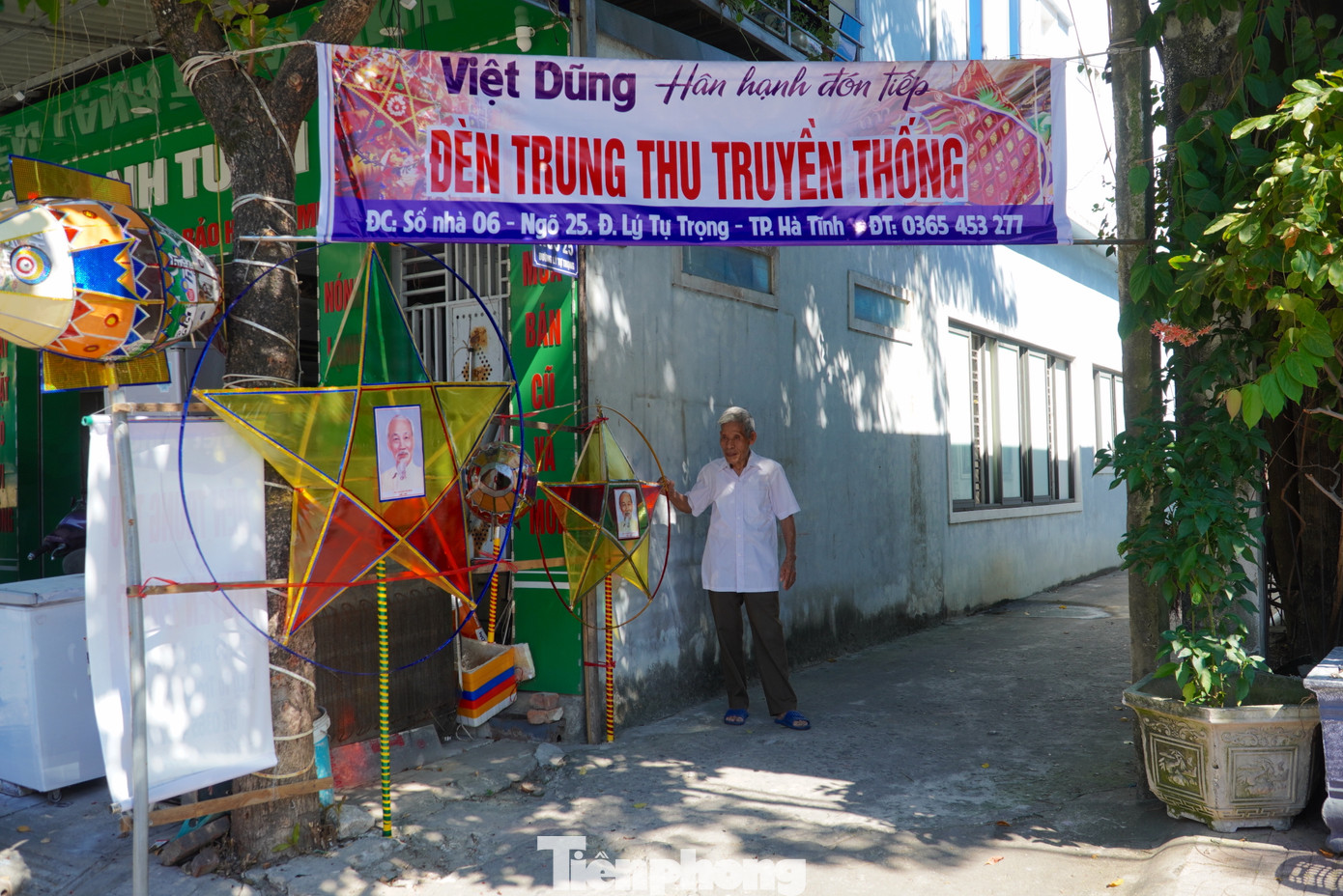 "Tôi không nhớ mình đã làm được bao nhiêu cái đèn, chỉ biết rằng ngay từ khi còn nhỏ đã học được ông bà, cha mẹ làm đèn Trung thu, một phần vì thú chơi, phần vì muốn duy trì những nét đẹp truyền thống cho con cháu nên tôi giữ nghề cho đến tận hôm nay”, ông Dũng chia sẻ.