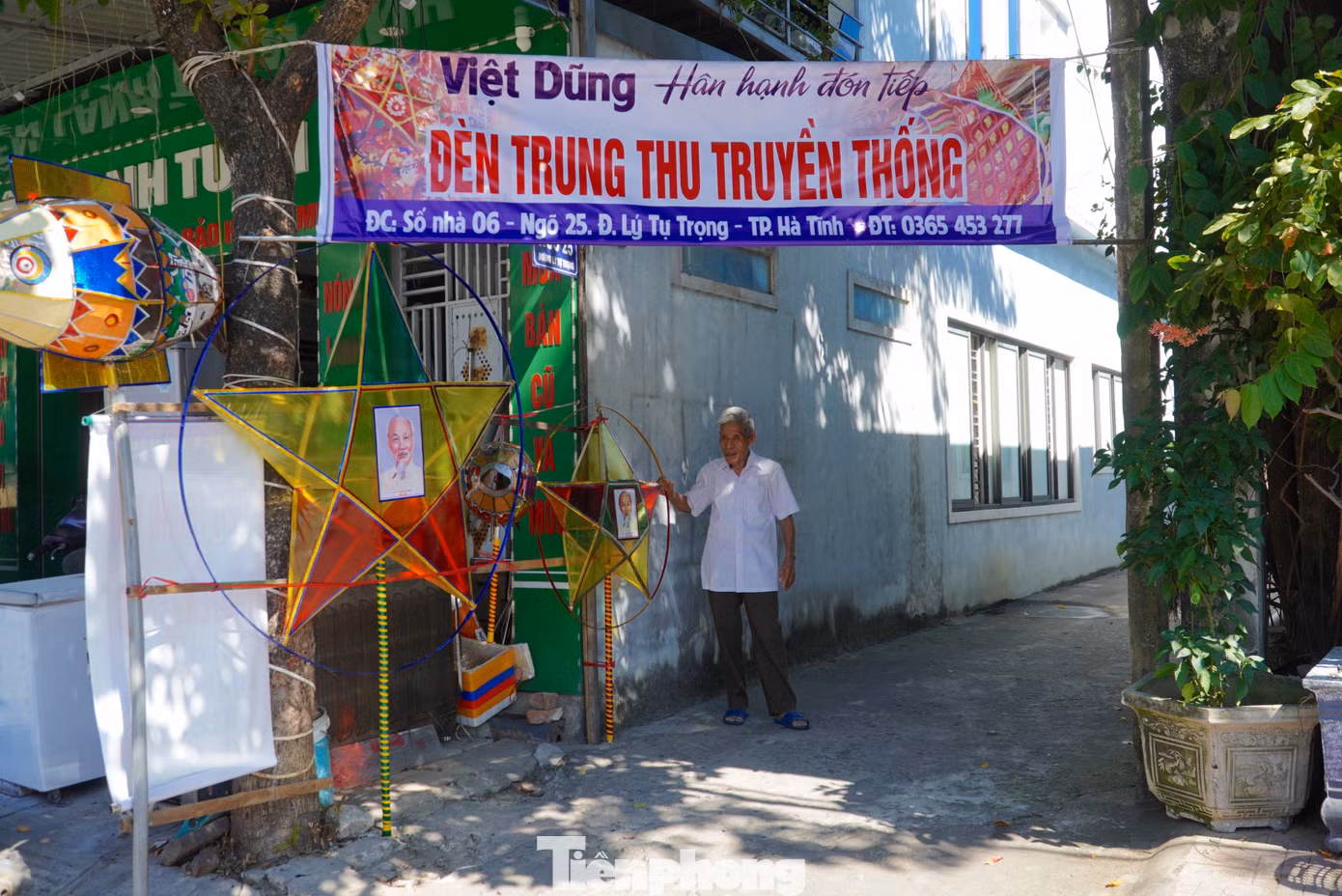 "Tôi không nhớ mình đã làm được bao nhiêu cái đèn, chỉ biết rằng ngay từ khi còn nhỏ đã học được ông bà, cha mẹ làm đèn Trung thu, một phần vì thú chơi, phần vì muốn duy trì những nét đẹp truyền thống cho con cháu nên tôi giữ nghề cho đến tận hôm nay”, ông Dũng chia sẻ.