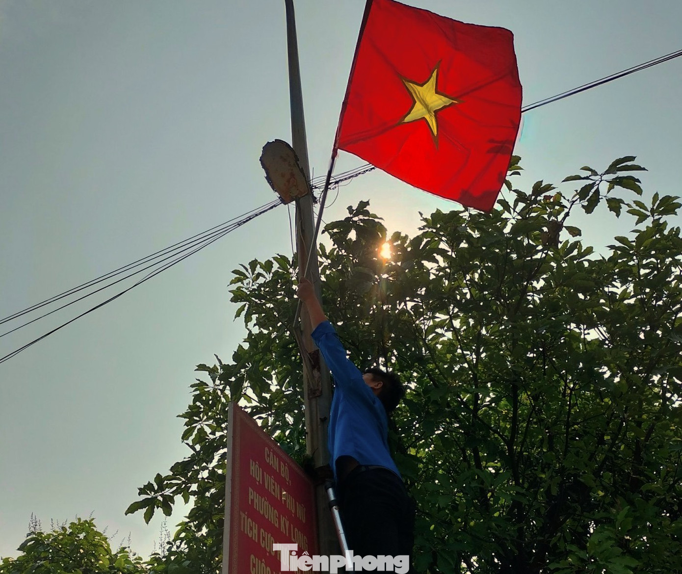 Lực lượng thanh niên treo cờ Tổ quốc tại các tuyến đường.
