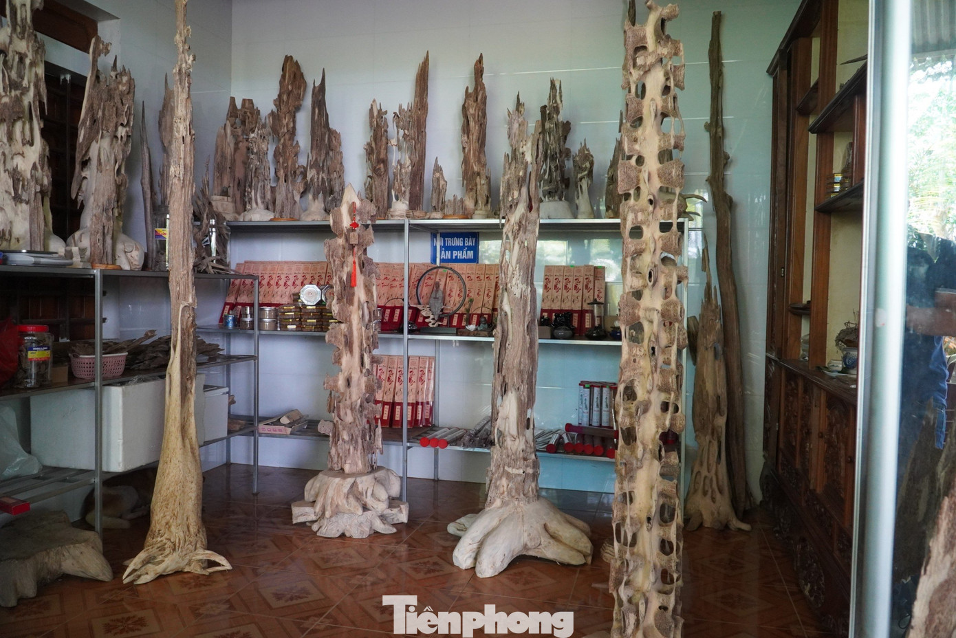 Những sản phẩm được chế tác từ cây dó trầm.