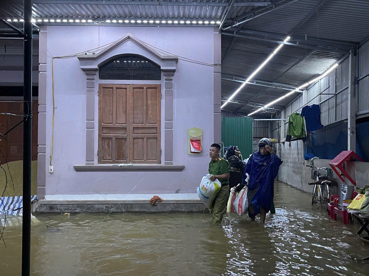 Người dân chạy lũ trong đêm.
