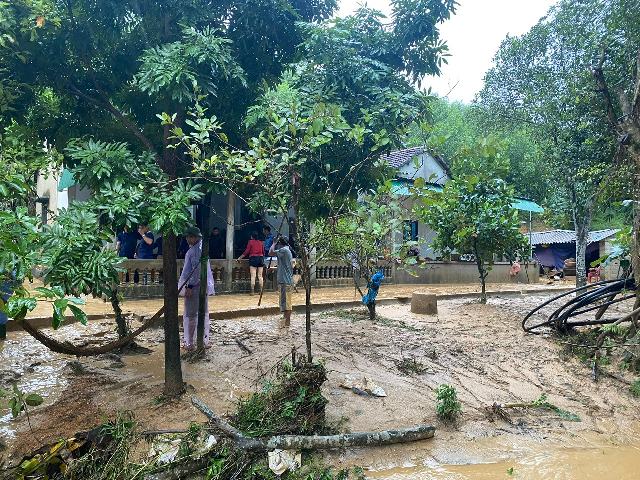 Ngành chức năng phối hợp với người dân địa phương đến hỗ trợ gia đình bị lũ ống dọn dẹp nhà cửa. Ngành chức năng phối hợp với người dân địa phương đến hỗ trợ gia đình bị lũ ống dọn dẹp nhà cửa.