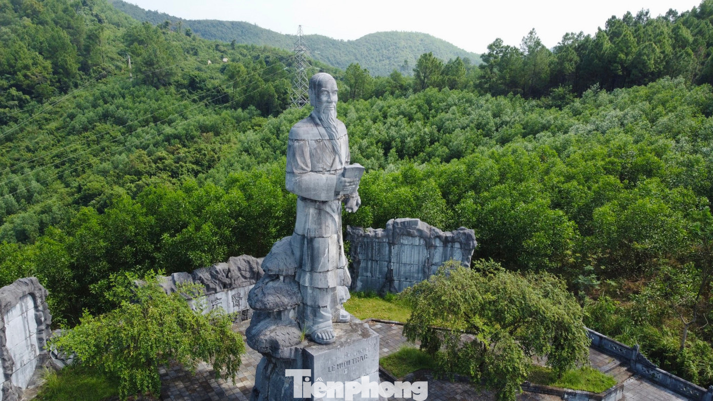 Hải Thượng Lãn Ông là bậc đại danh y không chỉ giỏi về y thuật, nhân thuật, mà còn là nhà tư tưởng, nhà khoa học lớn, nhà giáo dục, nhà văn bậc thầy của dân tộc Việt Nam. Ông luôn tìm tòi nghiên cứu, chữa bệnh, làm thơ và là tác giả của nhiều bộ sách lớn có giá trị như Hải Thượng y tông tâm lĩnh, Thượng kinh ký sự...