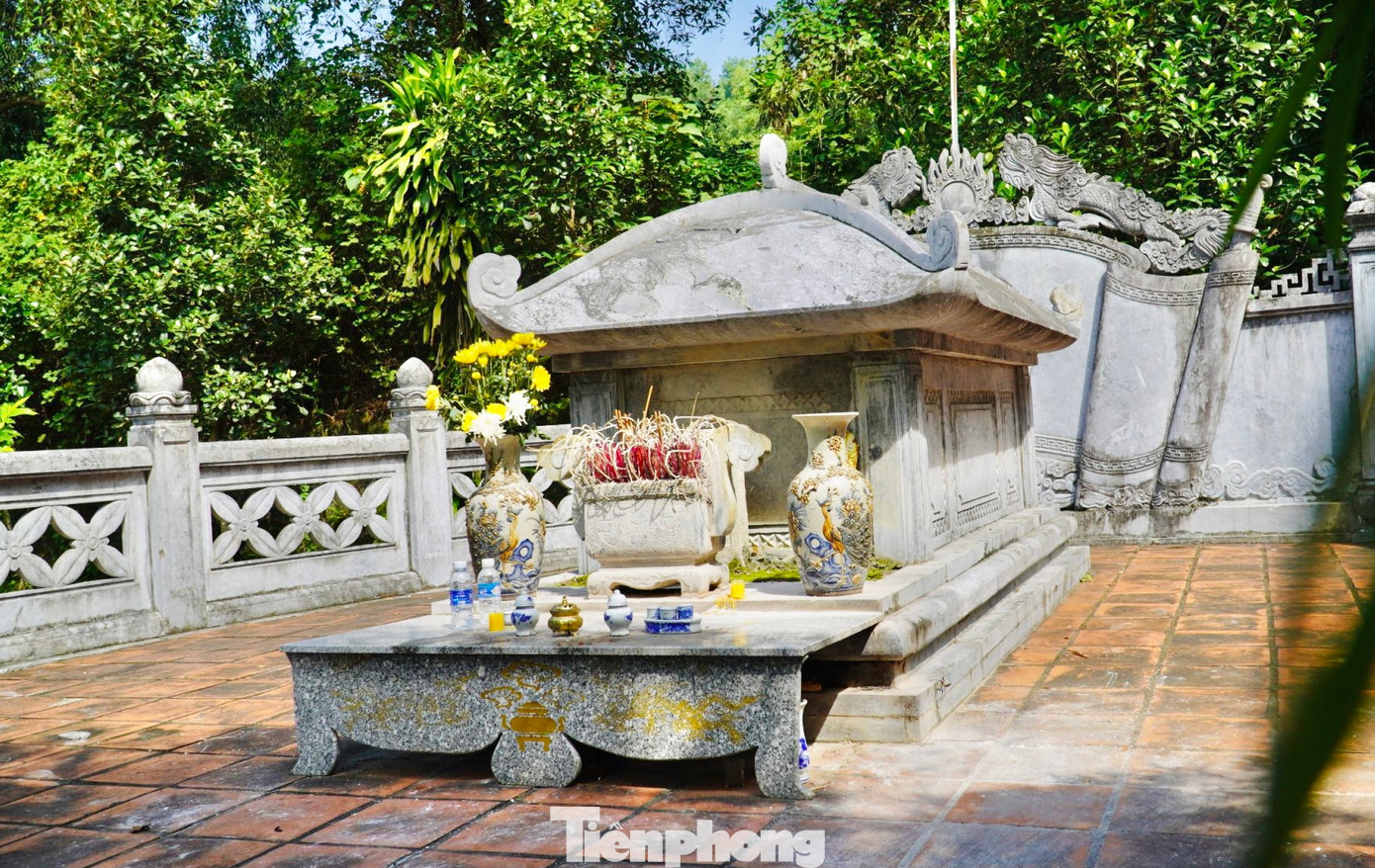 Lê Hữu Trác mất ngày 15 tháng Giêng năm Tân Hợi 1791, thọ 67 tuổi. Ngôi mộ nằm ở chân núi Minh Tự, đầu hướng lên đỉnh cao nhất của dãy, chân mộ chiếu thẳng vào dãy núi Trường Sơn. Nơi đây được trồng một khóm trúc nhỏ vừa có mục đích là làm dấu khi diều rơi xuống, vừa thể hiện khí chất ngay thẳng, thanh cao của Lê Hữu Trác.