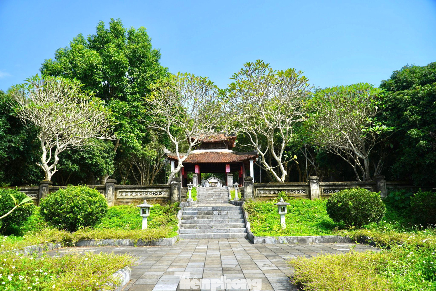 Sau nhiều thăng trầm lịch sử, nơi Hải Thượng Lãn Ông an nghỉ đã được tôn tạo khang trang vào năm 2004.