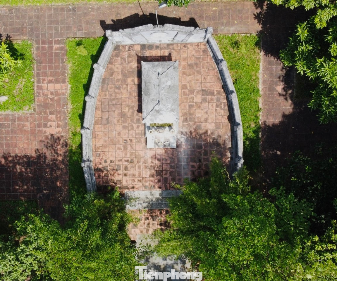 Nơi an nghỉ của Hải Thượng Lãn Ông có địa thế tuyệt vời. Nơi có khe nước không bao giờ cạn, trước mặt là sông Ngàn Phố nước trong xanh, xung quanh là đồi núi.