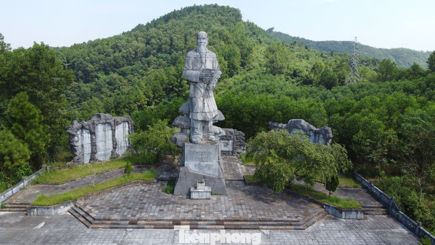 Tượng đài Lê Hữu Trác nằm trên núi cao, được dựng với hơn 1.600 tấn đá cẩm thạch. Khu tượng đài có dòng chữ “Đức - Lưu - Quang” khắc trên tảng đá nguyên khối nặng hơn 17 tấn. Phía sau tượng đài có 2 bức phù điêu khắc ghi những lời răn dạy của Đại danh y về y đức, y thuật.
