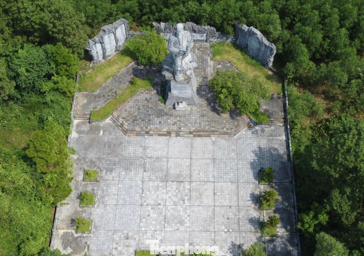 Từ vị trí lăng mộ, vượt qua hơn 260 bậc thang lên đỉnh núi cao là khu tượng đài. Công trình tượng đài nằm trên đỉnh núi Minh Tự, lọt thỏm giữa rừng xanh bạt ngàn.