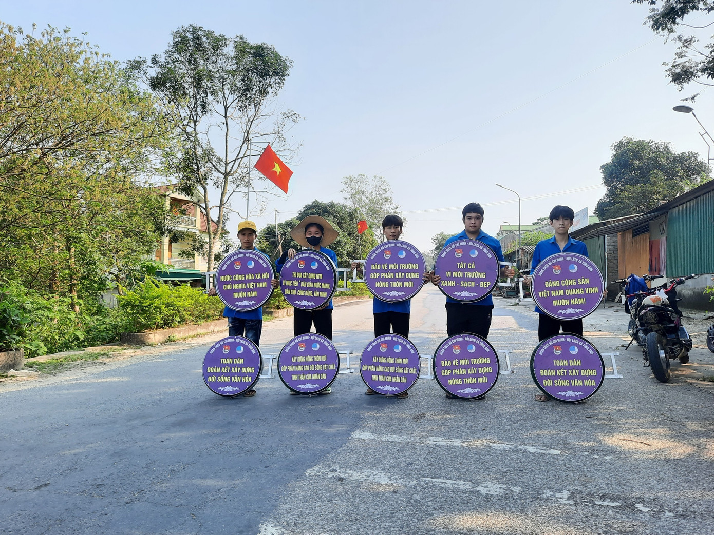 Công trình panô tuyên truyền nông thôn mới bằng lốp xe tái chế.