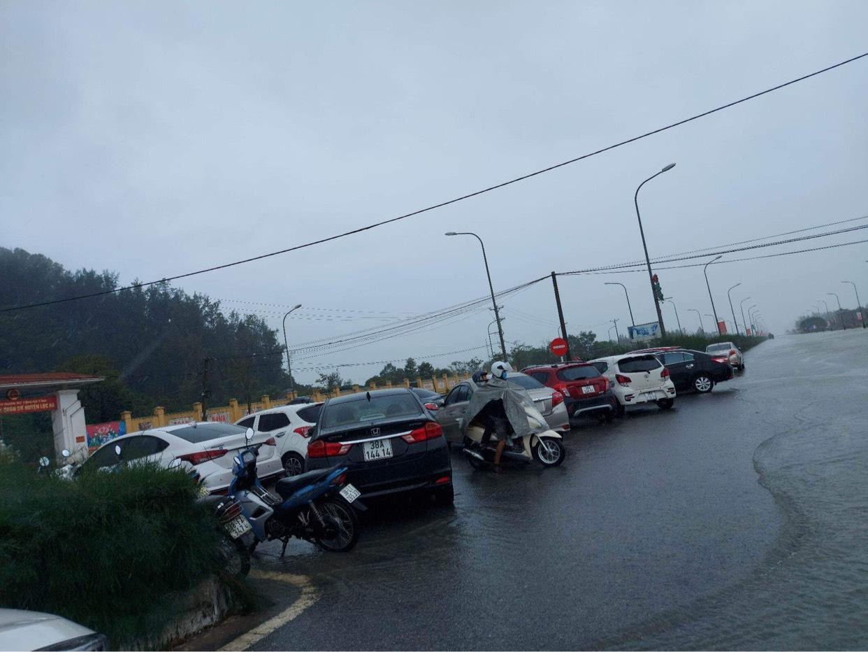 Một số chủ phương tiện khi đến các trụ sở huyện làm việc đã không thể cho phương tiện vào cơ quan mà đậu ngay trên phần cao nhất của tuyến đường bị ngập rồi đi bộ vào cơ quan, công sở.