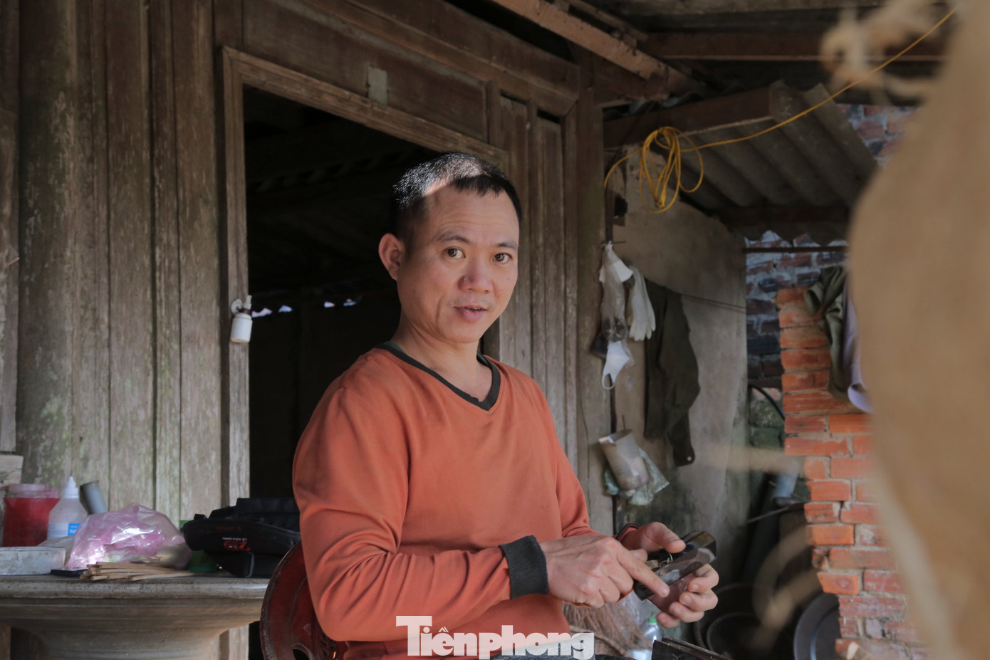 Có hơn 15 năm thâm niên làm nghề vót đũa cau, anh Vương chia sẻ: Đũa làm từ cau Nàng Rưng phải là loại già từ 20-30 tuổi. Với những gốc cây cau già khi làm đũa sẽ không bị mốc và rất bền, đặc biệt có mùi thơm đặc trưng. Có hơn 15 năm thâm niên làm nghề vót đũa cau, anh Vương chia sẻ: Đũa làm từ cau Nàng Rưng phải là loại già từ 20-30 tuổi. Với những gốc cây cau già khi làm đũa sẽ không bị mốc và rất bền, đặc biệt có mùi thơm đặc trưng.