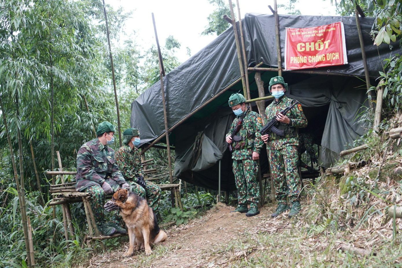 Các điểm chốt phòng dịch luôn có các cán bộ chiến sĩ thay nhau trực chiến 24/24.