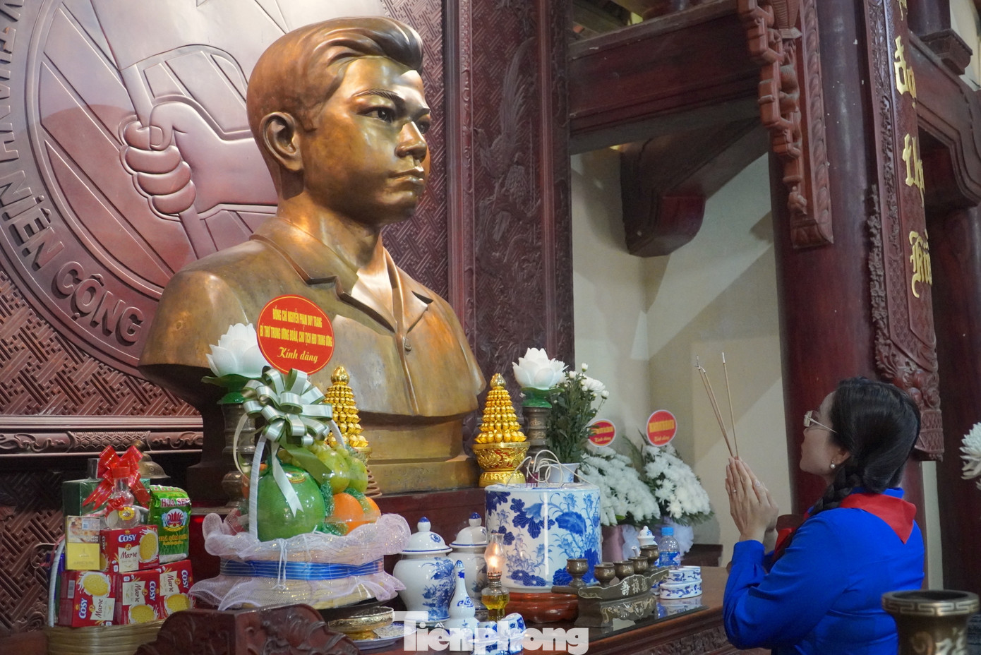 Chị Nguyễn Phạm Duy Trang - Bí thư Trung ương Đoàn, Chủ tịch Hội đồng Đội Trung ương, dâng hương, dâng hoa, bày tỏ lòng thành kính tri ân đối với Anh hùng liệt sỹ Lý Tự Trọng.