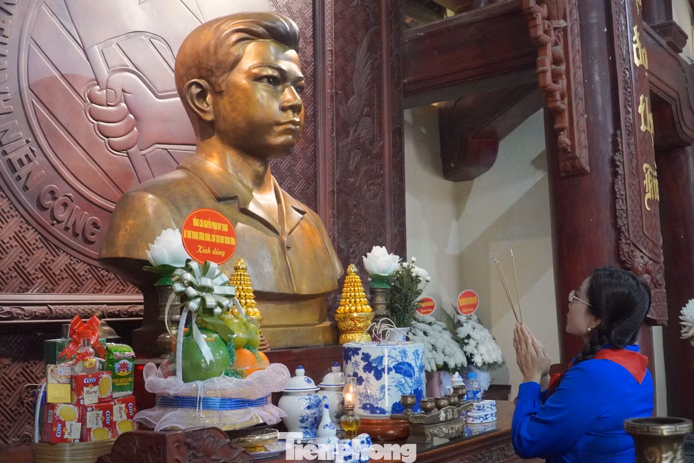 Chị Nguyễn Phạm Duy Trang - Bí thư Trung ương Đoàn, Chủ tịch Hội đồng Đội Trung ương, dâng hương, dâng hoa, bày tỏ lòng thành kính tri ân đối với Anh hùng liệt sỹ Lý Tự Trọng.