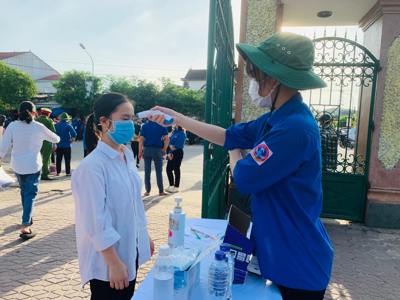 Trong ngày mai (3/6), các thí sinh có nguyện vọng thi vào Trường THPT Chuyên Hà Tĩnh sẽ thi 7 môn. Trong đó, môn Toán và Ngữ văn thi vào buổi sáng và các môn Tiếng Anh, Vật lý, Hóa học, Sinh học, Tin học thi vào buổi chiều.