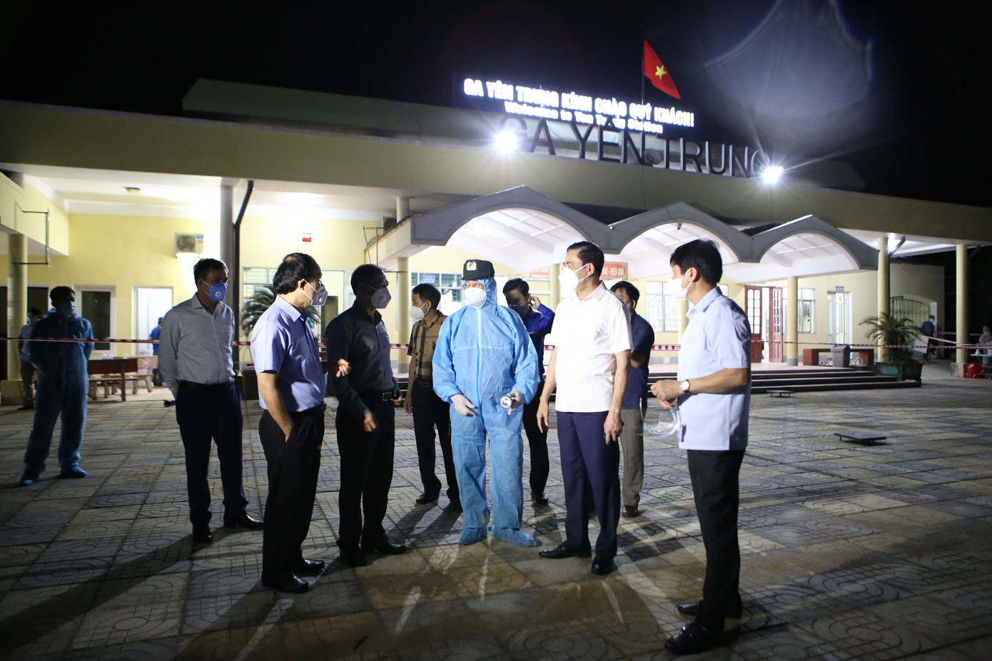 Nguyễn Trí Lạc - GĐ Sở Lao động Thương binh và Xã Hội cho biết: ‘Sau khi đưa công dân về cách ly, từ vòng ngoài và bên trong khu cách ly đều phải đảm bảo quy định phòng chống dịch. Hiện tại tổ công tác tại TP Hồ Chí Minh cũng đang lên phương án triển khai đón các công dân tiếp theo. Tuy nhiên cần phải xem xét kỹ phương án cách ly tại địa phương như thế nào mới đón tiếp công dân’. (Hoài Nam) Nguyễn Trí Lạc - GĐ Sở Lao động Thương binh và Xã Hội cho biết: ‘Sau khi đưa công dân về cách ly, từ vòng ngoài và bên trong khu cách ly đều phải đảm bảo quy định phòng chống dịch. Hiện tại tổ công tác tại TP Hồ Chí Minh cũng đang lên phương án triển khai đón các công dân tiếp theo. Tuy nhiên cần phải xem xét kỹ phương án cách ly tại địa phương như thế nào mới đón tiếp công dân’. (Hoài Nam)