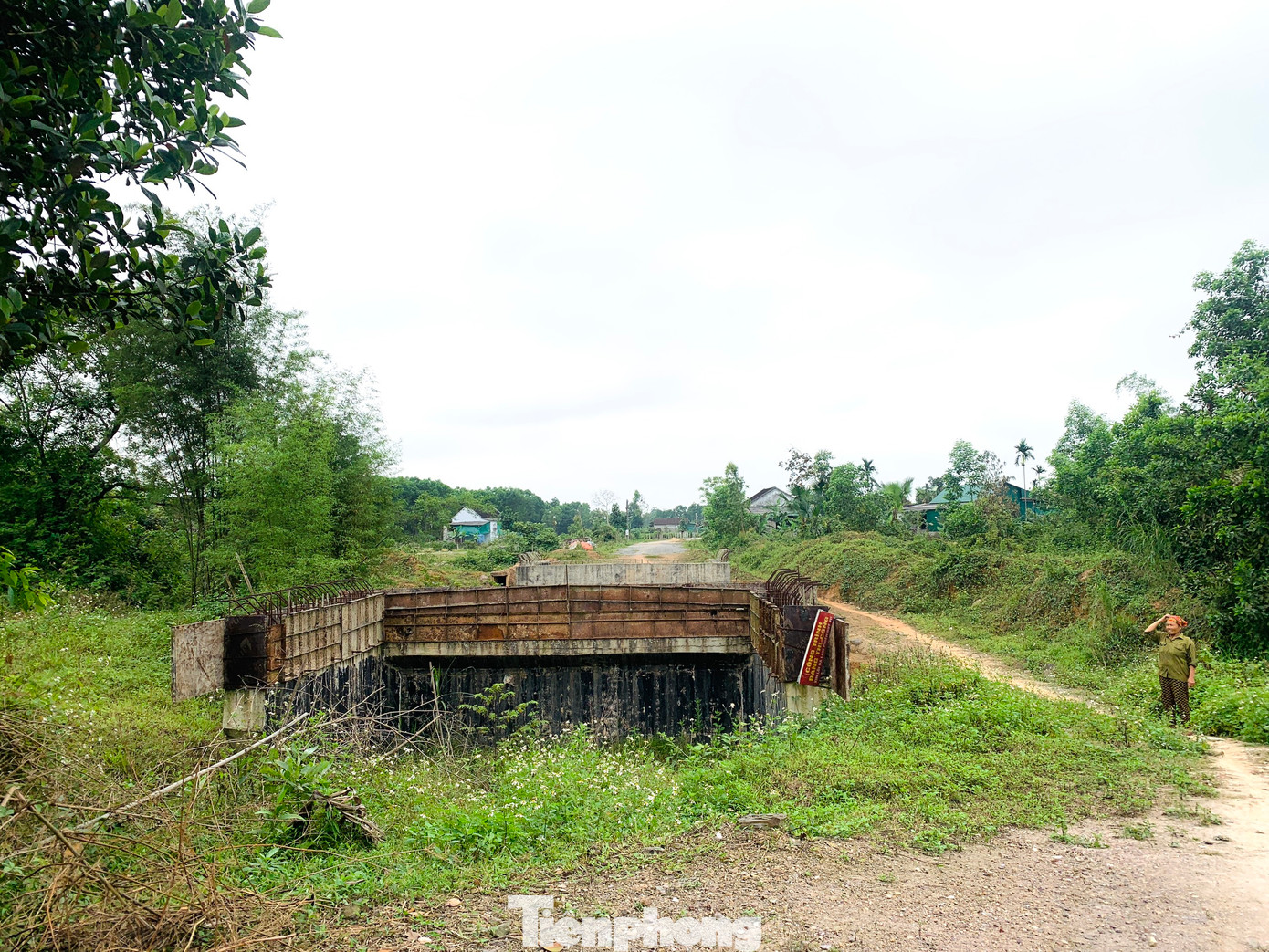 Dự án gần 11 tỷ đồng thi công dang dở vì chưa giải phóng mặt bằng đã triển khai xây dựng. Dự án gần 11 tỷ đồng thi công dang dở vì chưa giải phóng mặt bằng đã triển khai xây dựng.