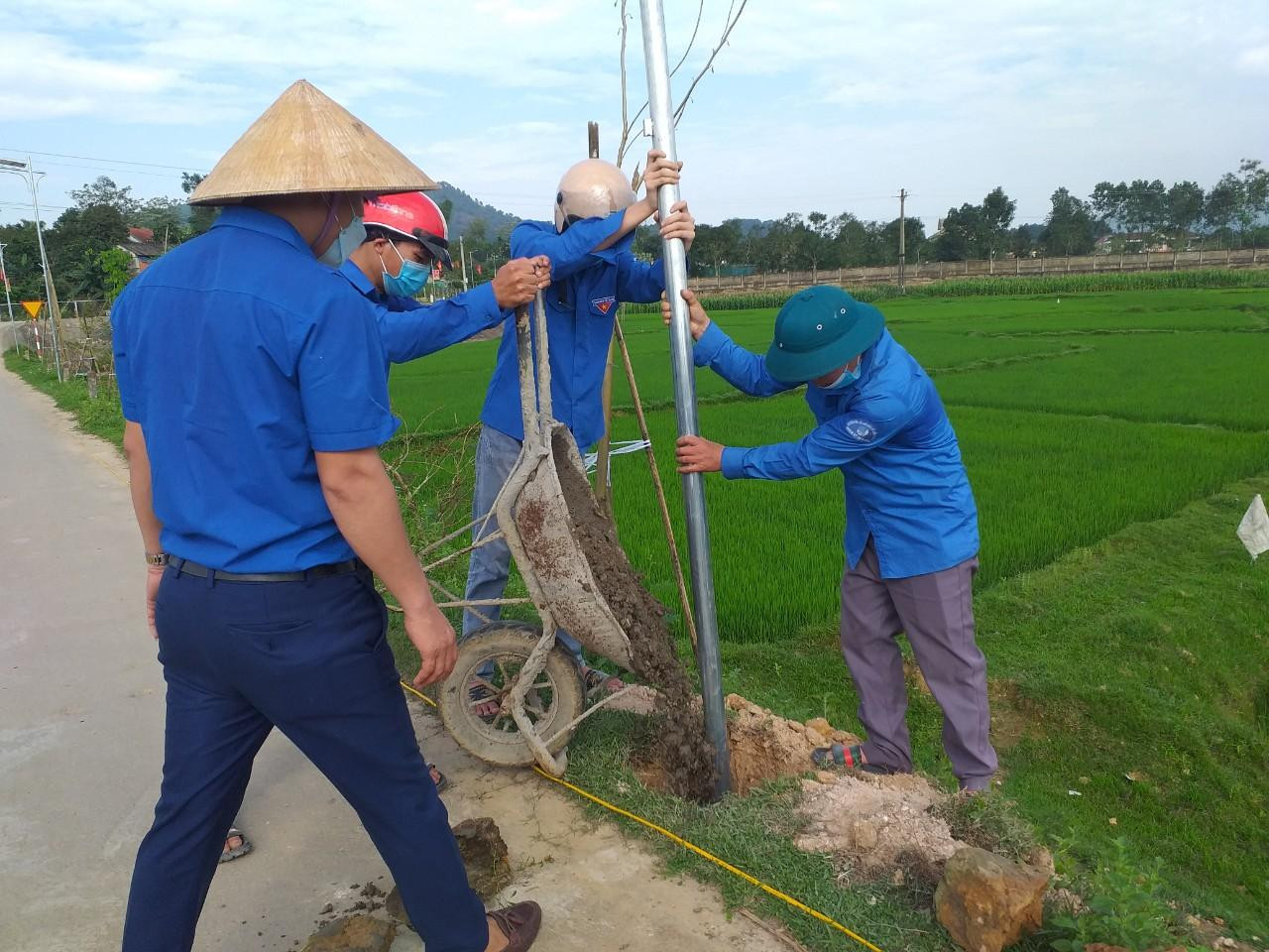 Đường điện thanh niên được xây dựng với chiều dài gần 1km, gồm 15 cột đèn chiếu sáng.