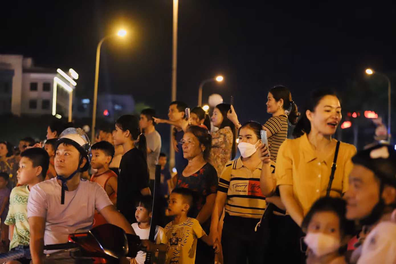 Hàng ngàn người dân xuống phố cùng tham gia lễ hội. Nhiều người dùng điện thoại ghi lại những khoảnh khắc đẹp này.