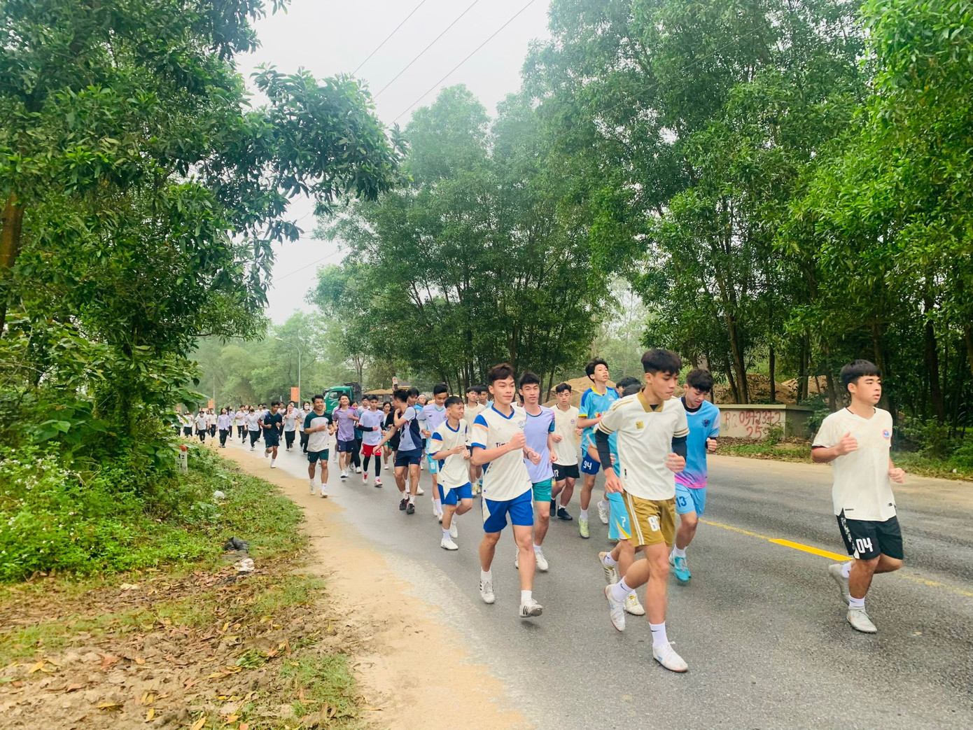 Sáng 10/3, các cấp bộ Đoàn, Hội trong toàn tỉnh Hà Tĩnh đồng loạt chạy bộ hưởng ứng chương trình “Những bước chân vì cộng đồng” chặng 15, cuộc vận động 10.000 bước chân mỗi ngày.