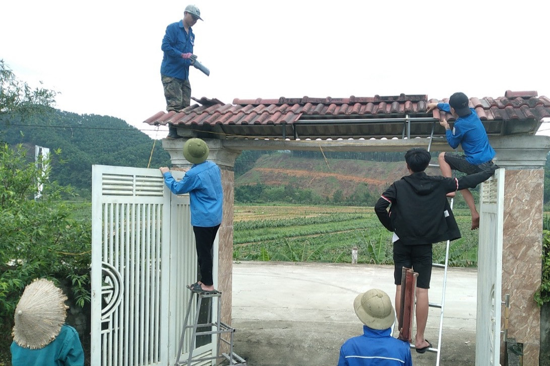 "Có nhiều nhà dân bị tốc mái nghiêm trọng nên lực lượng thanh niên đã đến để cùng hỗ trợ góp sức giúp dân sớm ổn định lại chỗ ở. Đến chiều nay cơ bản công tác khắc phục thiệt hại đã xong”, anh Cường cho hay.